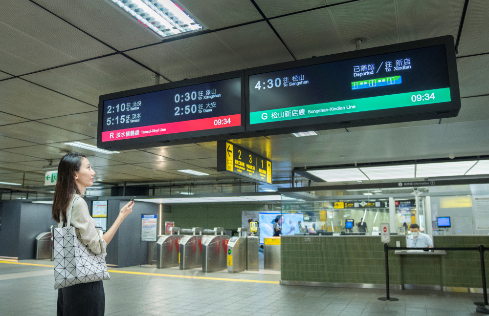 達擎TARTAN顯示器的特殊長條型比例非常適合空間與高度有限的大眾運輸場域應用，具備工業等級高品質、高亮度、高解析與高色彩飽和度等優勢，打造都會智能車站新風貌。