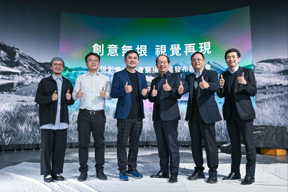 友達光電與再現影像攜手，於中影製片廠建置全台首座提供嶄新一站式整合服務的LED虛擬製作攝影棚（圖左至右：再現影像視覺總監郭憲聰、再現影像營運總監黃棨雋、再現影像藝術總監與導演紀柏舟、友達光電技術長廖唯倫、友達光電系統設計製造服務事業總部副總經理曾天龍、友達光電系統產品事業資深處長蘇聖倫）