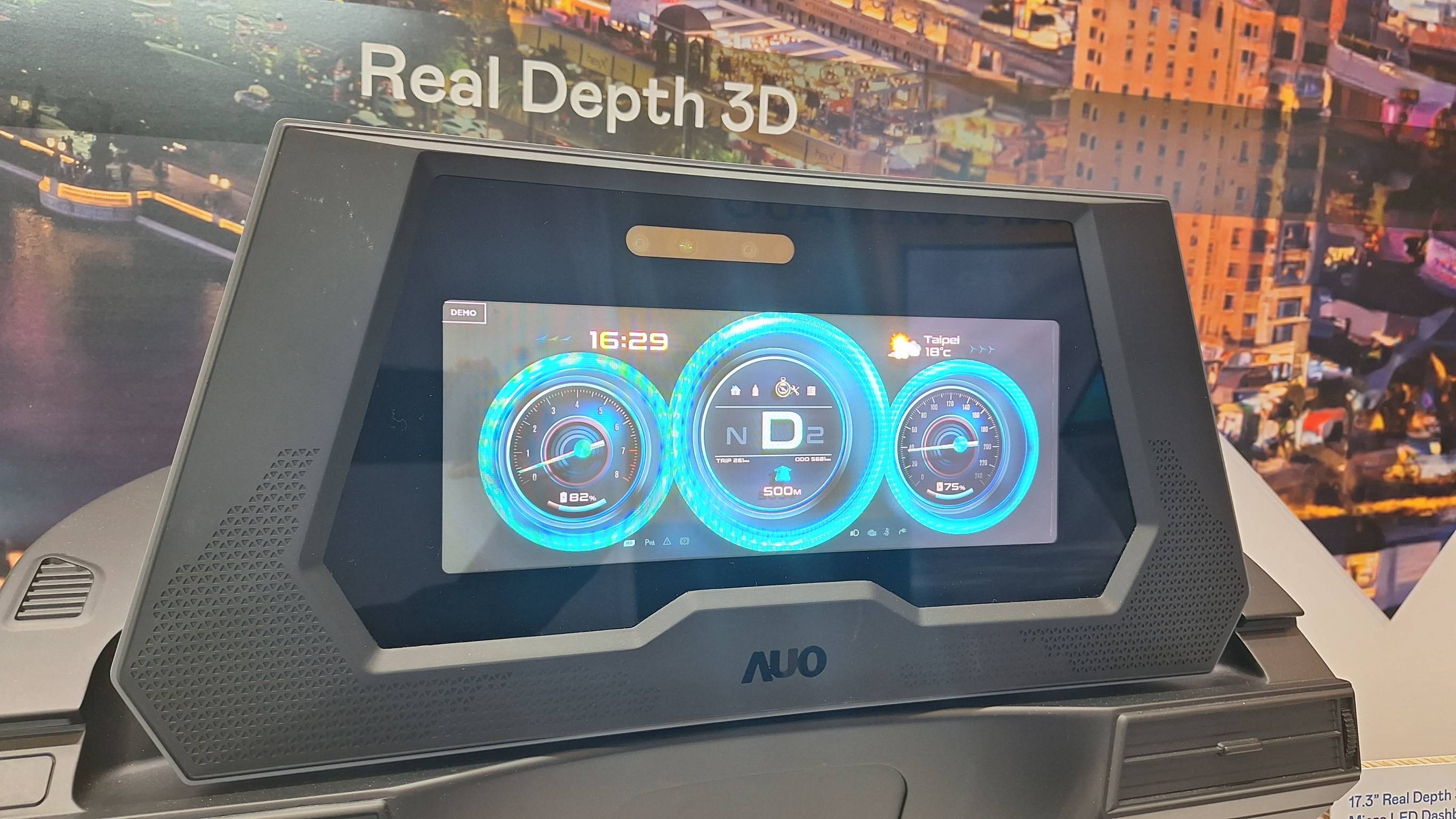 NG娱乐的「裸眼3D Micro LED仪表板」将Micro LED与LCD技术整合成17.3吋显示器，打造令人惊艳的3D效果，同时具备DMS辨识系统，可侦测驾驶行为并进行安全预警。