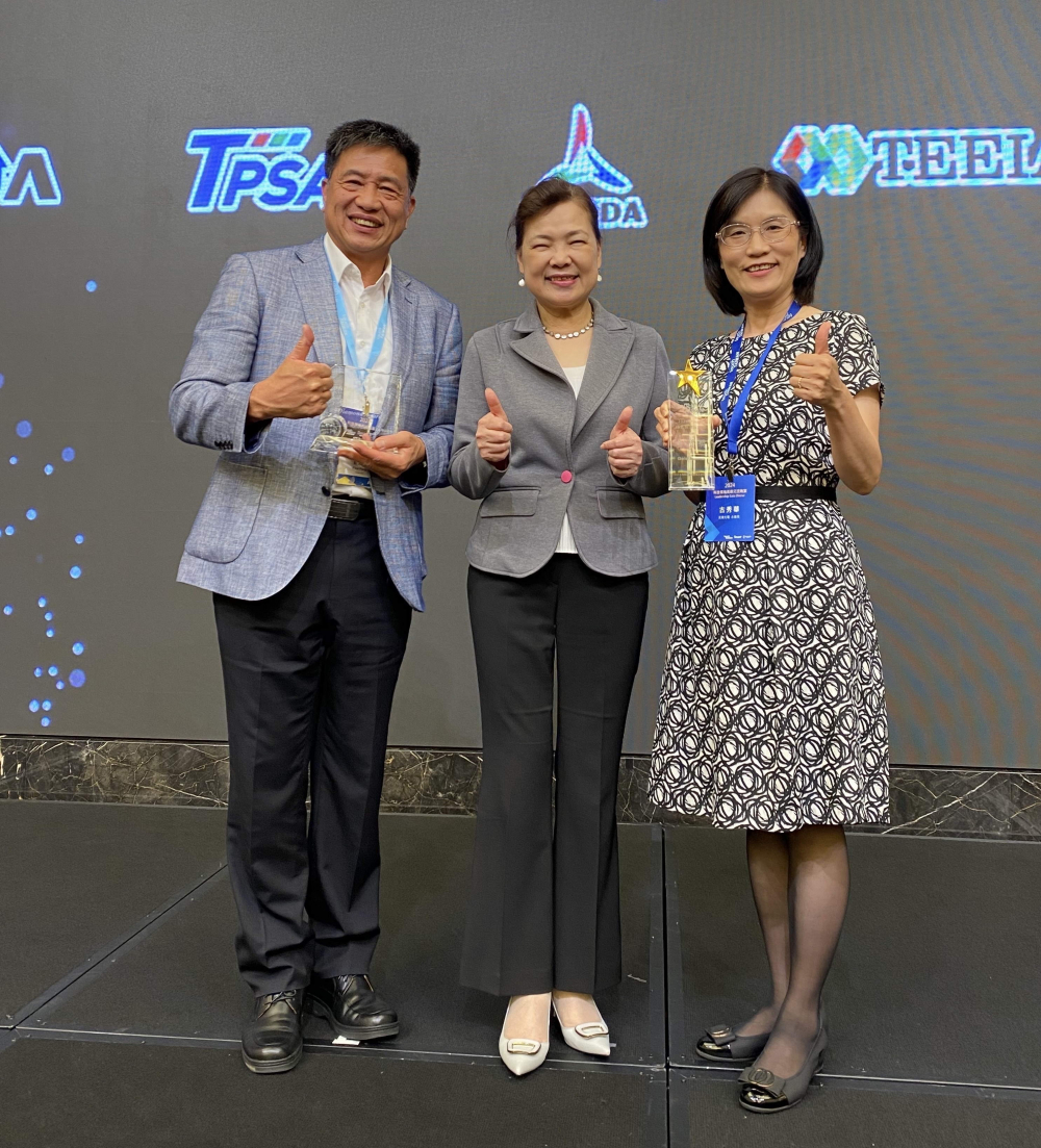 友達致力推動永續發展，於Touch Taiwan2024以3R策略貫穿Display、ESG展位實現綠色展覽目標之成果，Display展位獲綠色裝潢設計鑽質獎最高榮譽，ESG同獲金質獎殊榮。由經濟部長王美花（中）親自頒予友達光電董事長彭双浪（左）、友達光電永續長古秀華（右）