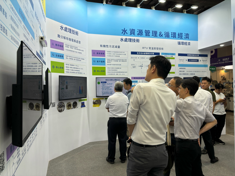友達以深厚的智慧製造經驗發展永續戰略，積極延伸價值鏈，轉化成可供外界使用的綠色智慧服務，進軍SEMICON Taiwan 2024，提供半導體產業鏈打造AI世代的永續即戰力。
