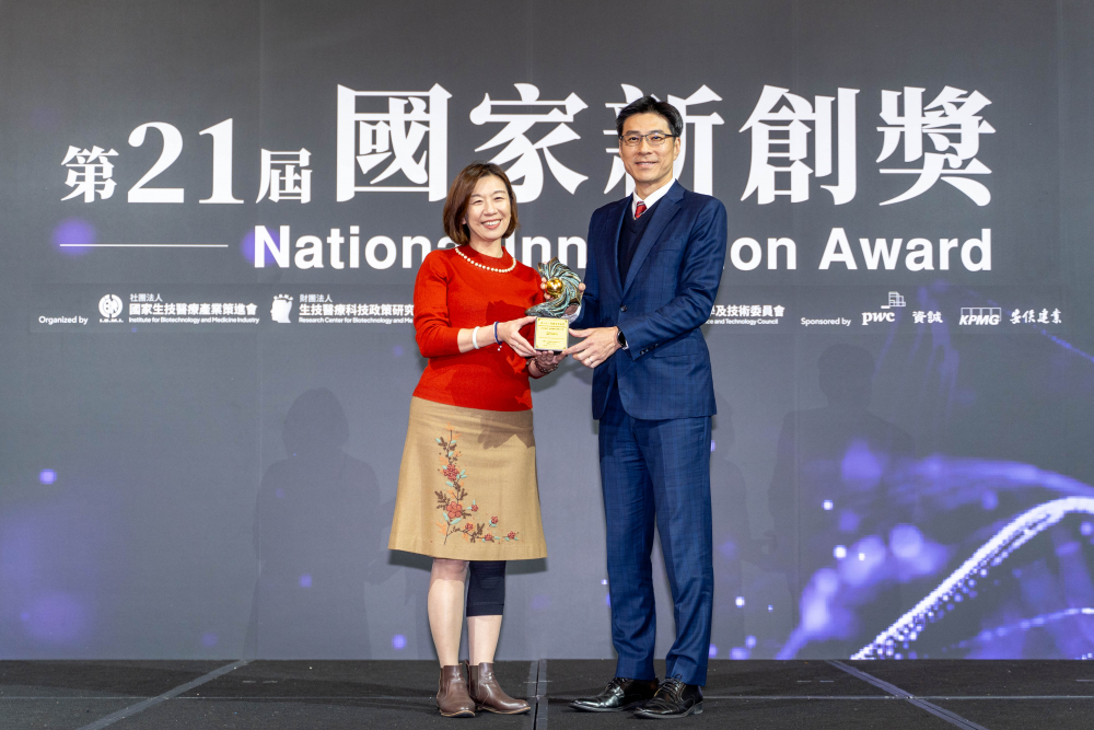 友達旗下子公司友達耘康與達擎分別以「中醫數位化檢測解決方案」及「寬視角3D醫療顯示器」獲得第二十一屆國家新創獎「智慧醫療與健康科技」類別的「企業新創獎」與「國家新創精進獎」兩項殊榮。圖左為衛生福利部政務次長林靜儀、圖右為友達光電智慧醫療事業群總經理廖世宏