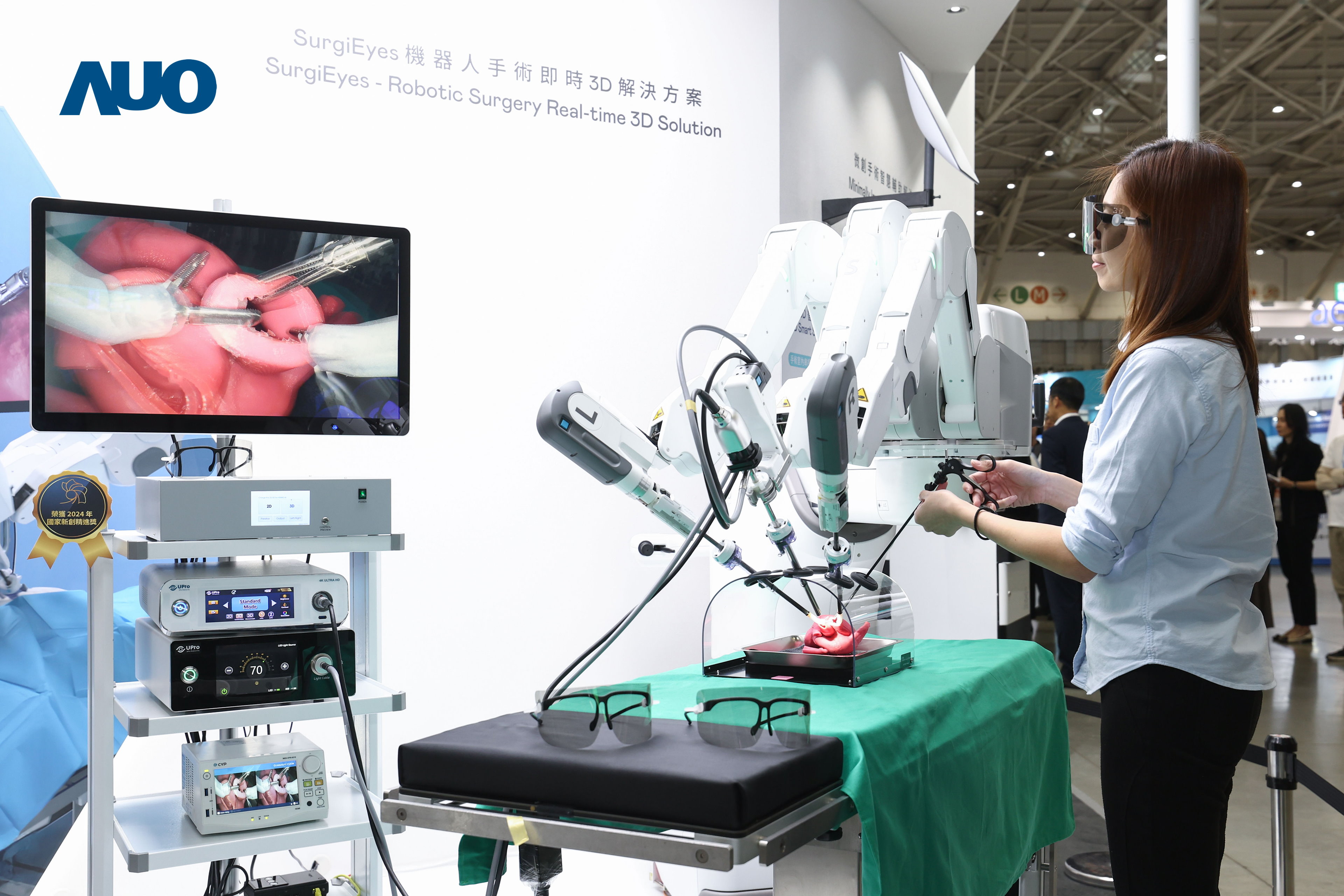 达擎以领先的3D显示技术推出〝SurgiEyes机器人手术实时3D解决方案〞，整合先进3D图像处理与独家3D垂直宽视角、广色域的显示技术，手术团队可实时同步主刀医师视角看到清晰3D影像，提升沟通效率与安全性。