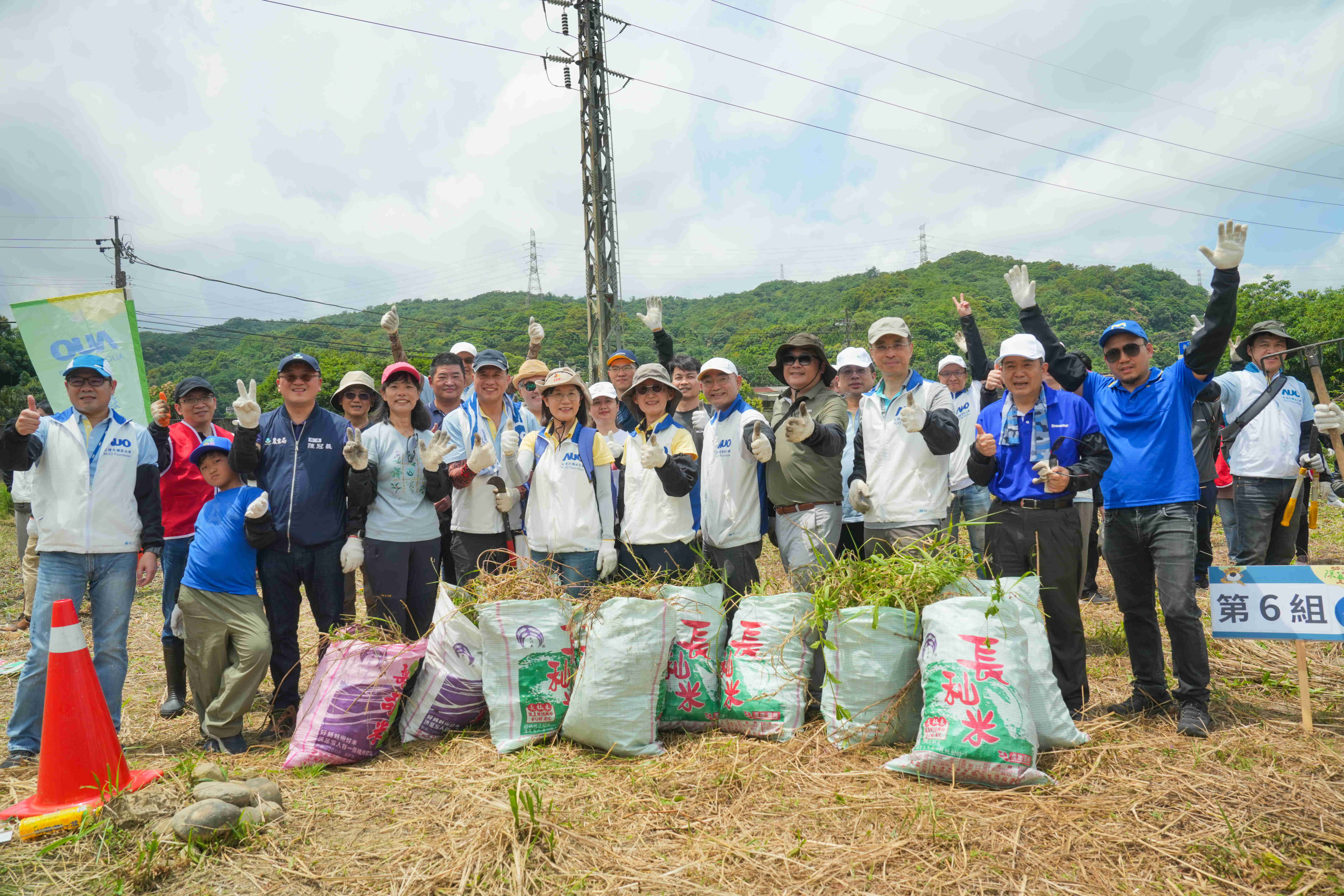 友達永續基金會今（17）日在桃園龍潭廠區舉辦「手護台灣綠色堡壘　Green Party除蔓生活節」，由友達光電暨友達永續基金會董事長彭双浪攜手政府、供應商等合作夥伴共同參與